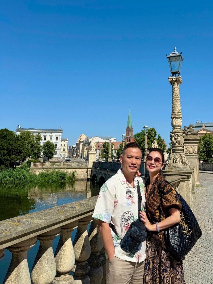 Vợ chồng Jennifer Phạm đưa ba con đi nghỉ hè ở châu Âu - 11