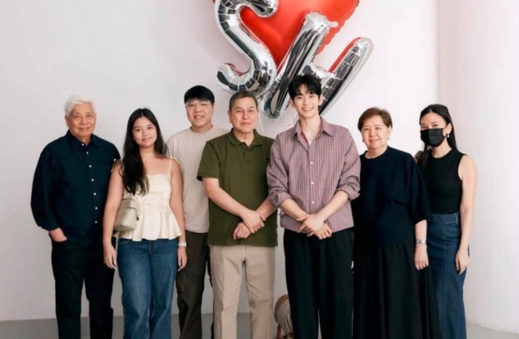 Kim Soo Hyun xuất hiện với nụ cười rạng rỡ trong lịch trình giải trí đầu tiên kể từ tháng 3/2025