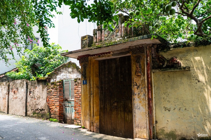 Những con ngõ nhỏ bình yên, nhuốm màu thời gian trong làng. Ảnh: Huy Nguyễn