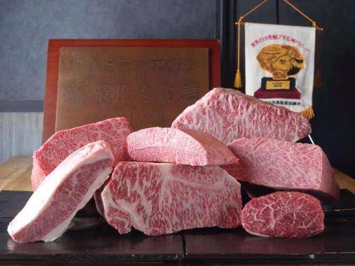 Người Nhật Bản có quy trình khắt khe để khiến thịt bò Kobe luôn khan hiếm. (Ảnh: KKday)