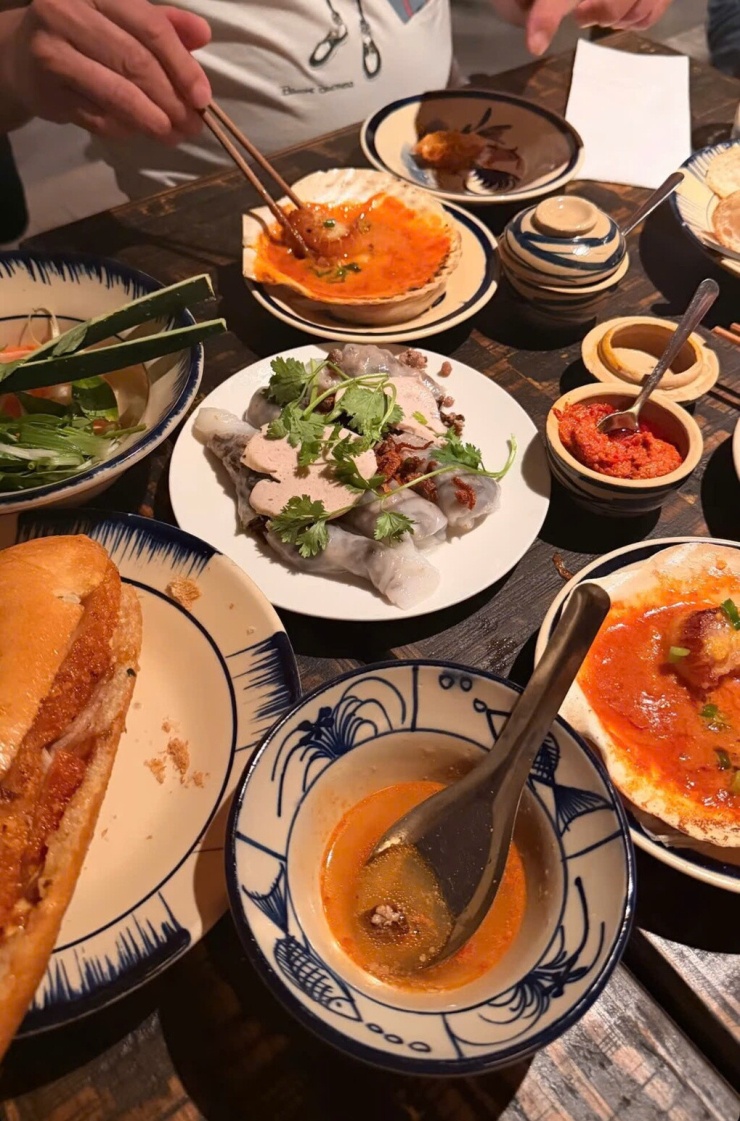 Bát đĩa tại quán mang đậm dấu ấn đồ gốm Việt Nam với tông men trắng ngà điểm họa tiết xanh lam vẽ tay.