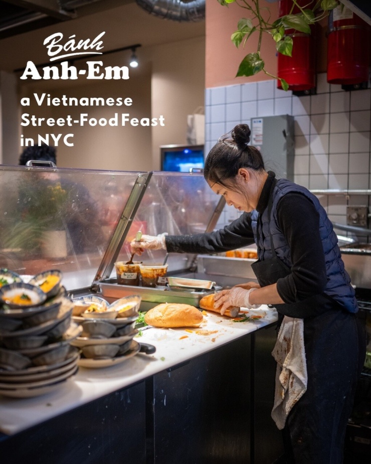 Tại Bánh Anh Em, bánh mì được ủ bột qua đêm, nướng từng mẻ nhỏ trong ngày để đảm bảo độ nóng giòn. Mỗi ngày, chỉ phục vụ khoảng 200 ổ bánh với giá trung bình 15 USD. Ảnh: Instagram/ EchoFromZero