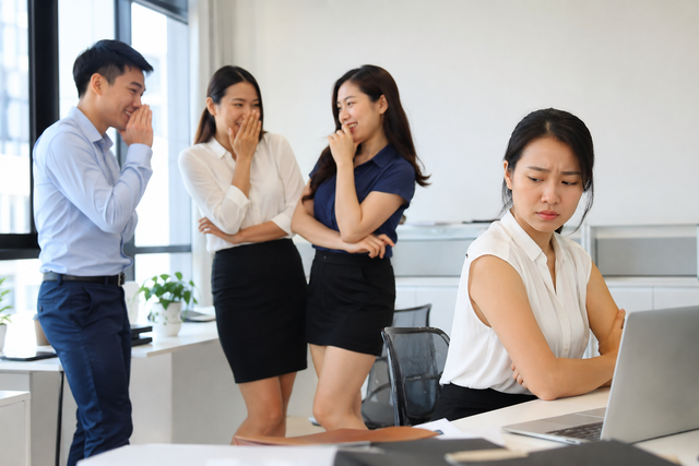 Một trong những dấu hiệu điển hình của kẻ tiểu nhân nơi công sở là thích dựng chuyện hoặc bóp méo sự thật. Ảnh minh họa