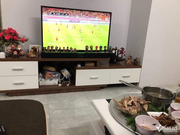 Sinh hoạt đảo lộn, chồng sụt cân vì vợ mê bóng đá, xem World Cup suốt đêm. Ảnh minh họa