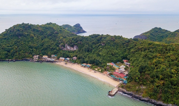 Hòn đảo hút khách bởi vẻ đẹp hoang sơ, bình yên. Ảnh: Cat Ong Beach Cottages