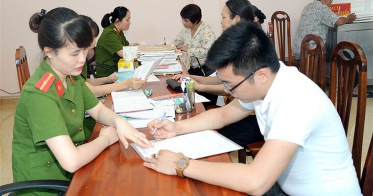 Người dân đăng ký thường trú phải chuẩn bị đầy đủ các loại giấy tờ theo quy định. Ảnh minh họa: TL