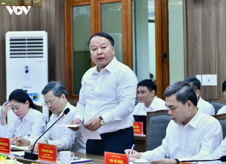 Chủ tịch UBND tỉnh Tuyên Quang Phan Huy Ngọc báo cáo với Thủ tướng.