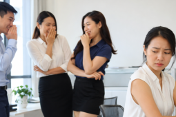 Nếu đồng nghiệp có 1 trong 6 dấu hiệu này, hãy luôn giữ khoảng cách