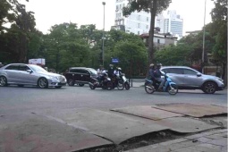 Đường phố Hà Nội nham nhở sau nhiều lần bị đào bới, hoàn trả cẩu thả