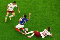 Yamal "chặt chém" Mbappe vẫn thoát thẻ phạt, Tây Ban Nha hưởng phạt đền tranh cãi