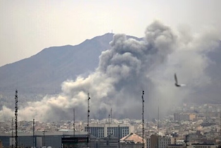 Mỹ phong tỏa cảng biển, không kích dữ dội Iran
