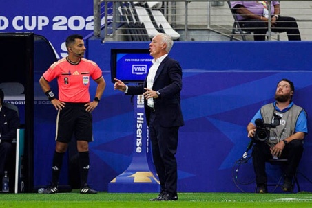 HLV Deschamps tâm phục khẩu phục Tây Ban Nha, bóng gió lên án trọng tài