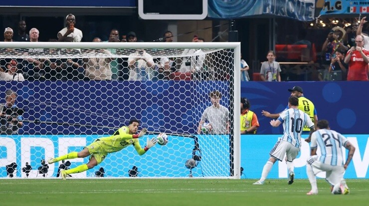 Messi đá hỏng phạt đền trước Ai Cập ở vòng 1/8
