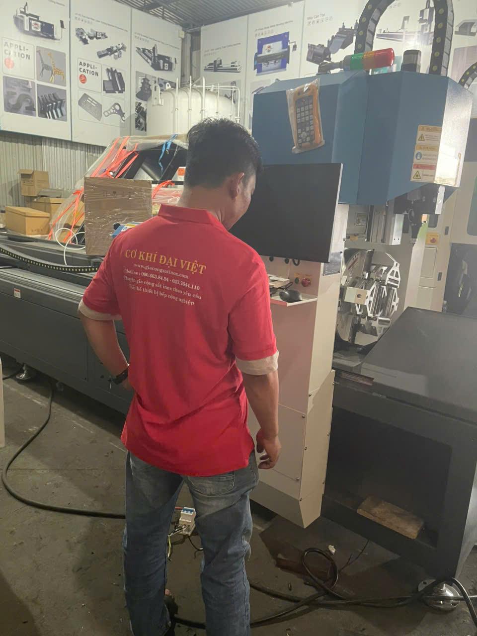 Kỹ sư Nguyễn Minh Phú tại xưởng Cơ Khí Đại Việt, Nhơn Trạch, Đồng Nai..