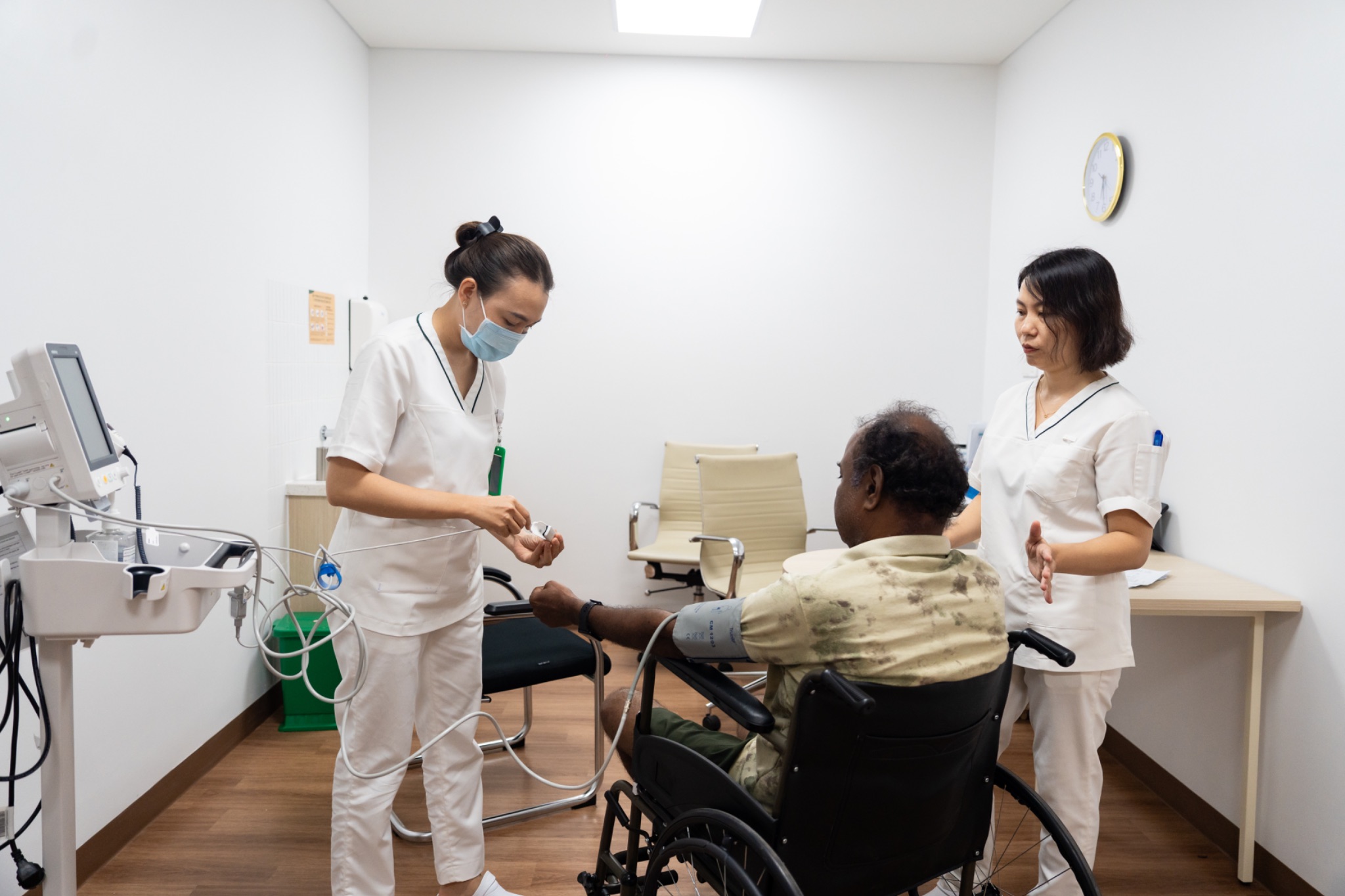 Sau khi người bị nạn được đưa vào bờ, lực lượng cấp cứu cùng các cơ sở y tế trên đảo nhanh chóng tiếp nhận, phân loại và điều trị