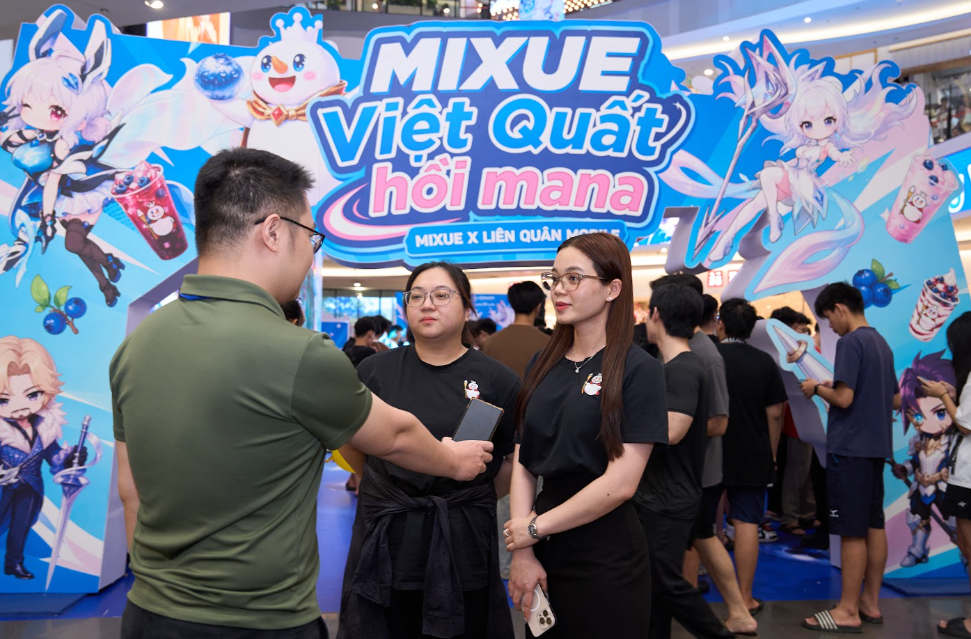 Bà Nguyễn Thu Trang (ngoài cùng bên phải) là một trong những đối tác nhượng quyền của MIXUE Việt Nam