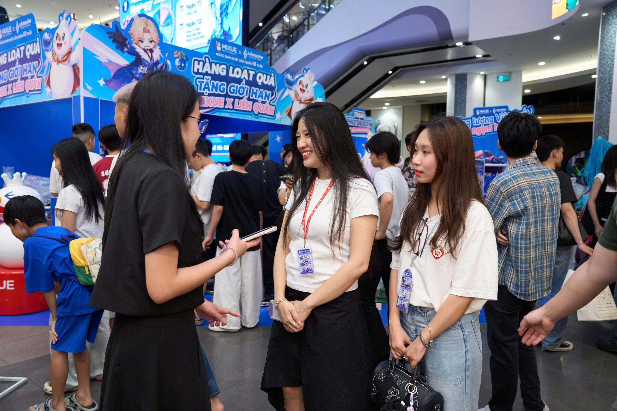 Bà Nguyễn Lê Ngọc Mây (giữa) - Đại diện thương hiệu MIXUE tại Việt Nam