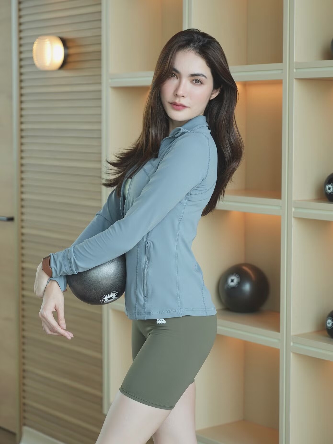 Á hậu Charlotte Austin kiện thành công ngân hàng, được bồi thường một triệu baht.