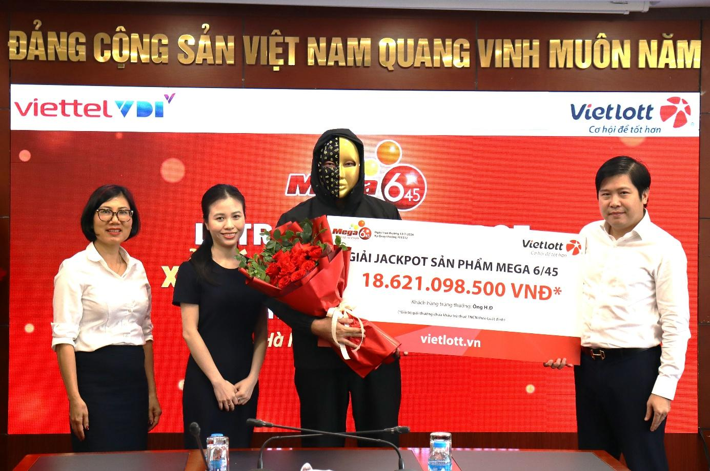 Anh H.Đ nhận giải Jackpot xổ số tự chọn Mega 6/45 với giá trị giải thưởng hơn 18,6 tỷ đồng.