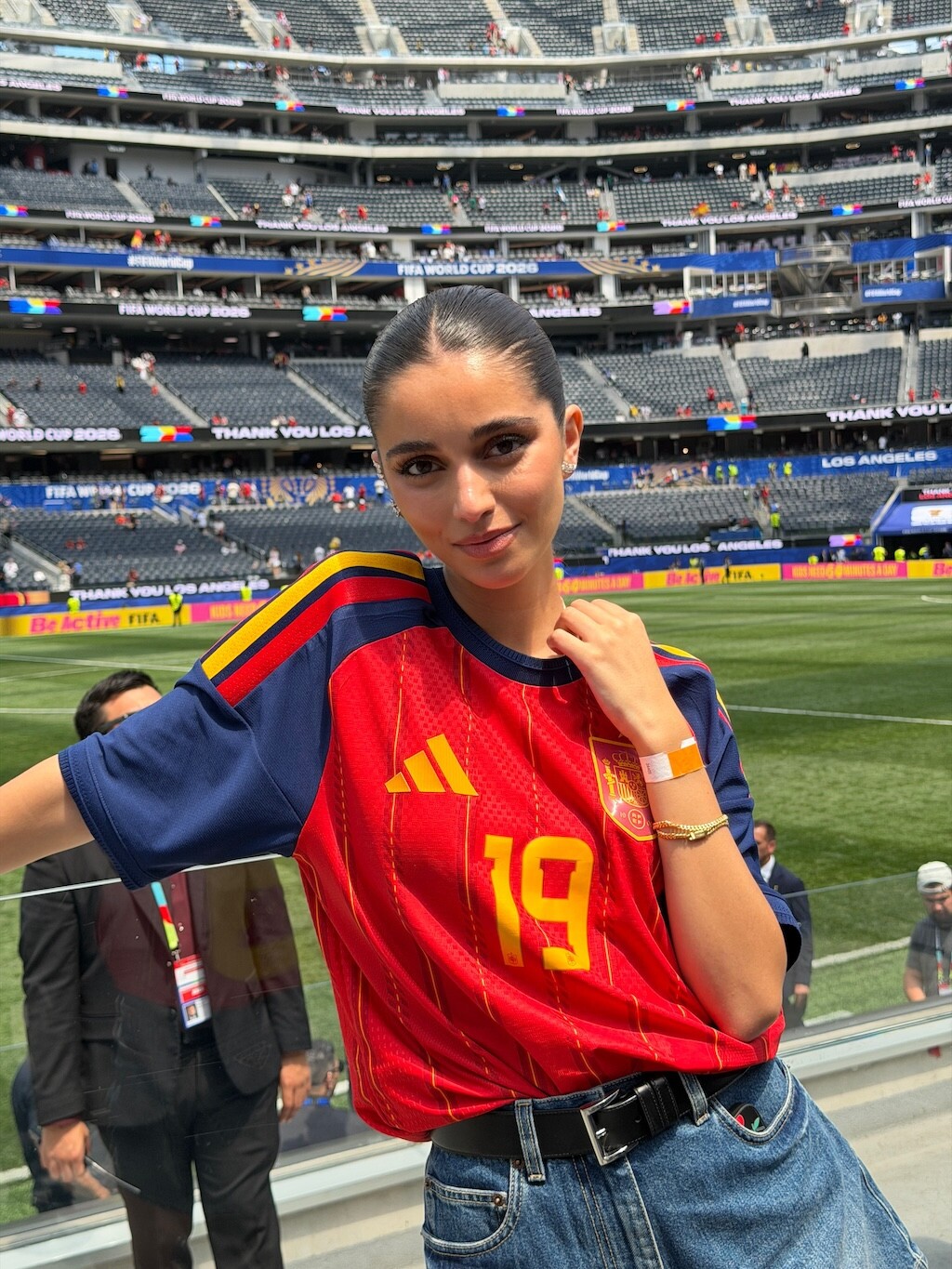 Ines Garcia mặc áo đấu của Lamine Yamal xuống sân, thể hiện sự ủng hộ dành cho bạn trai. Ảnh: Instagram&nbsp;