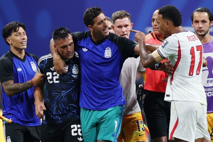 Bellingham "đánh lén" cầu thủ Argentina, dàn sao suýt ẩu đả sau bán kết