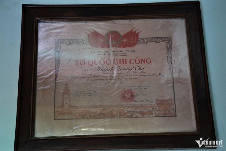 Tài sản quý giá trong nhà mẹ Lang chính là những tấm bằng khen của chồng, con.
