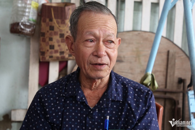 Ông Huỳnh Quang Thuyền rưng rưng khi nhắc đến người anh liệt sĩ Huỳnh Quang Thợ, hơn 60 năm qua gia đình vẫn chưa tìm được phần mộ.