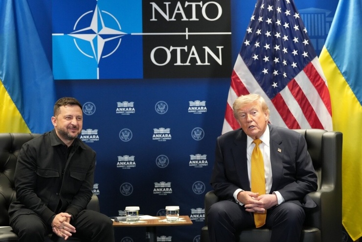 Tổng thống Ukraine Volodymyr Zelensky (trái) và Tổng thống Trump gặp mặt bên lề hội nghị thượng đỉnh NATO ở Ankara, Thổ Nhĩ Kỳ, ngày 8/7. Ảnh: AP
