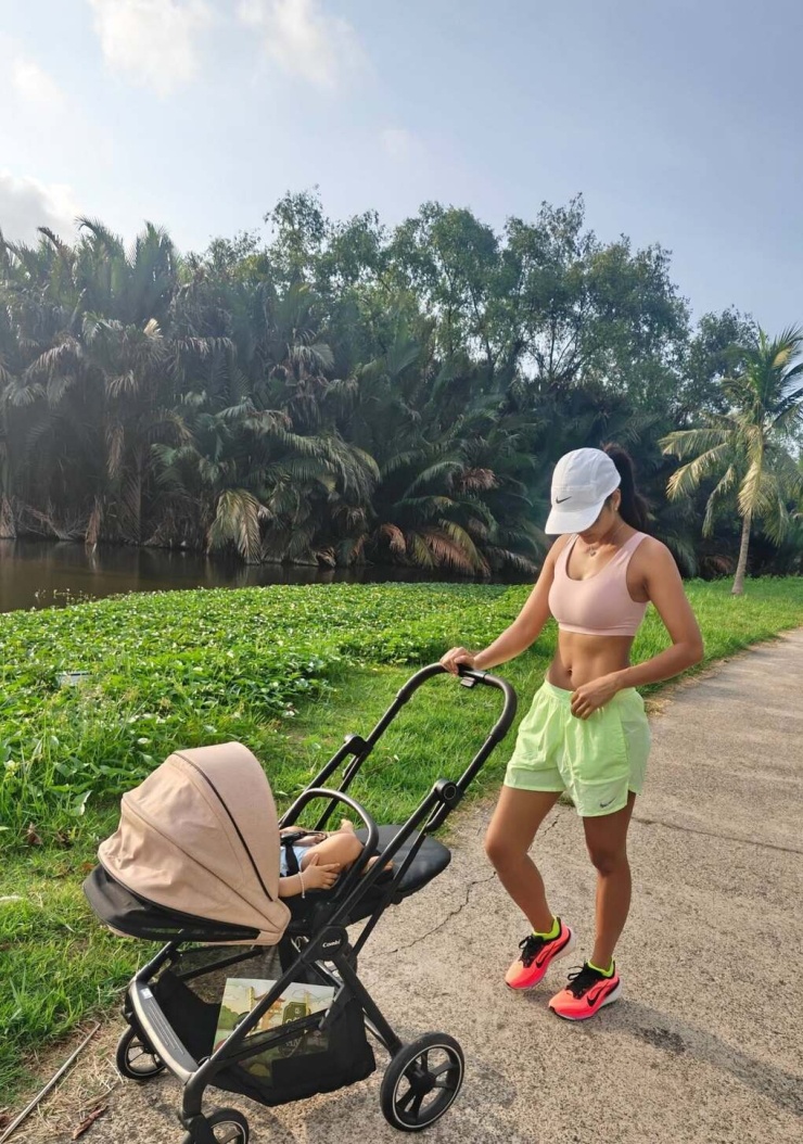 Thói quen đưa em bé đi dạo, chơi đùa cùng con mỗi ngày cũng góp phần không nhỏ giúp H'Hen Niê lấy lại vóc dáng sau sinh.