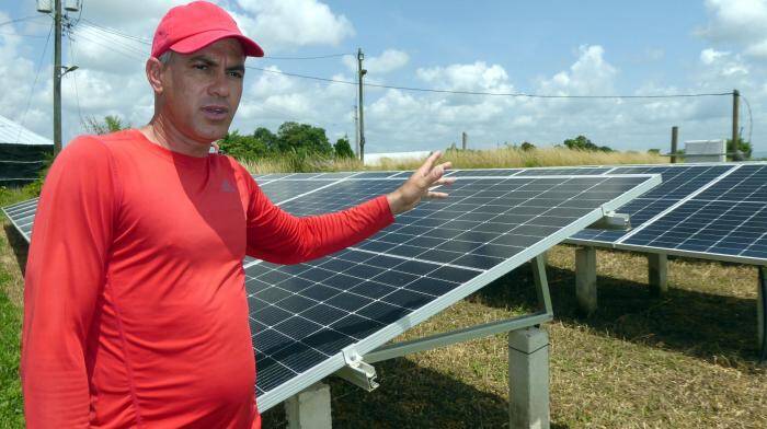 Ông Yubislandy Chico (một nông dân trồng cây thuốc lá ở Cuba) đầu tư hệ thống điện năng lượng mặt trời cho trang trại trồng cây thuốc lá ở&nbsp;Pinar del Río, Cuba. Ảnh: Granma.