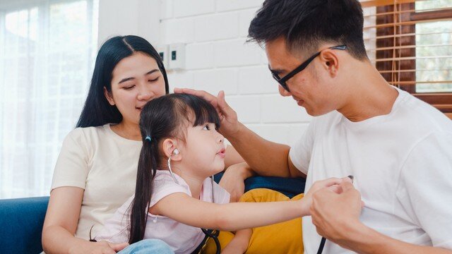 Những cha mẹ biết lắng nghe, đồng hành và coi trọng quá trình hơn kết quả sẽ giúp con cảm thấy được tin tưởng. Ảnh minh họa