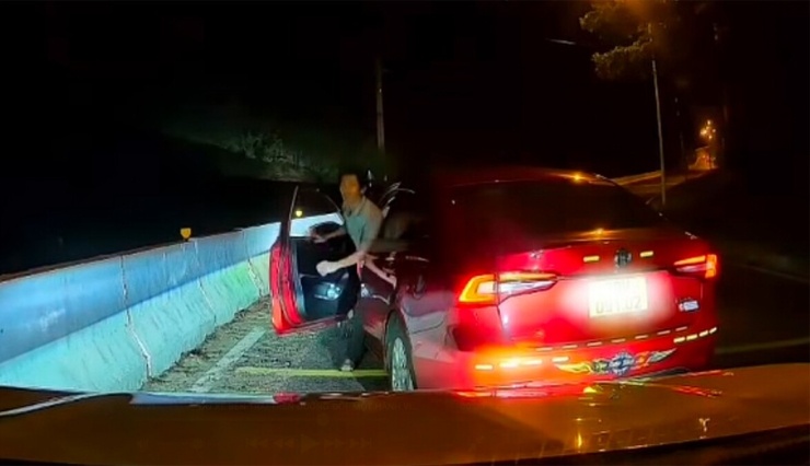 Người điều khiển phương tiện cố tình chặn đầu xe ô tô 
