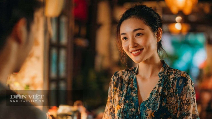 Tôi thì nhút nhát, ít nói, chỉ biết tranh thủ lúc ăn trưa để lén nhìn anh.