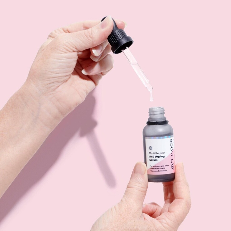 Các chuyên gia da liễu khuyến cáo nên chọn serum dựa trên những hoạt chất đã được chứng minh hiệu quả như retinol, peptide, vitamin C và ceramide, thay vì tin vào các quảng cáo hứa hẹn nâng cơ hay xóa chảy xệ tức thì. Ảnh: Boost Lab