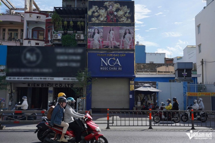 Cửa hàng Ngọc Châu Âu hiện vẫn đóng cửa. Ảnh: Thu Hà