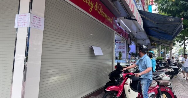 Nhiều người ôm kim cương đi bán, ngỡ ngàng thấy tiệm "cửa đóng then cài"