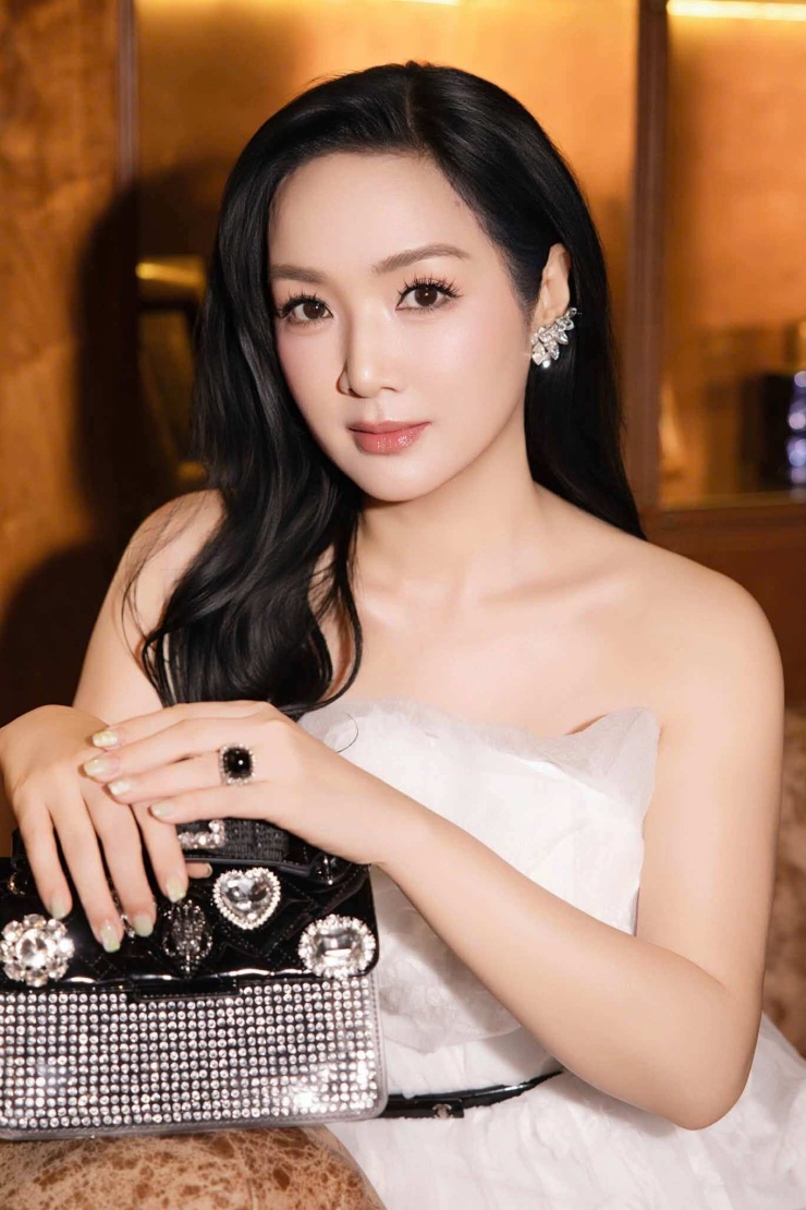 Nhan sắc rạng rỡ của Giáng My khiến nhiều người bất ngờ, bởi khó ai nghĩ đây là người phụ nữ đã bước sang tuổi 55.