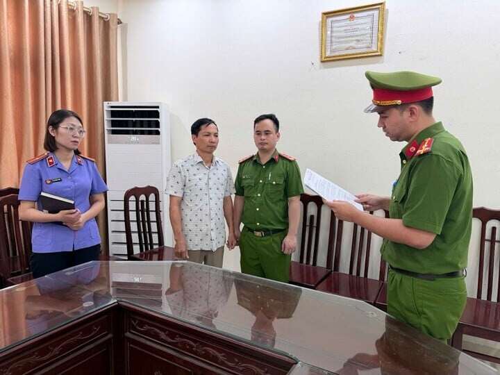 Cơ quan CSĐT Công an tỉnh đọc quyết định khởi tố, thi hành lệnh khám xét chỗ ở của các bị can.