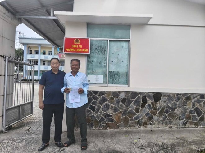 Đối tượng truy nã Đinh Văn Long (áo sáng màu). Ảnh: Công an tỉnh Hưng Yên
