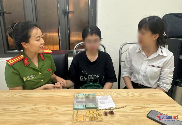 Cán bộ Công an phường Hà Đông động viên nữ sinh. Ảnh: D.T.