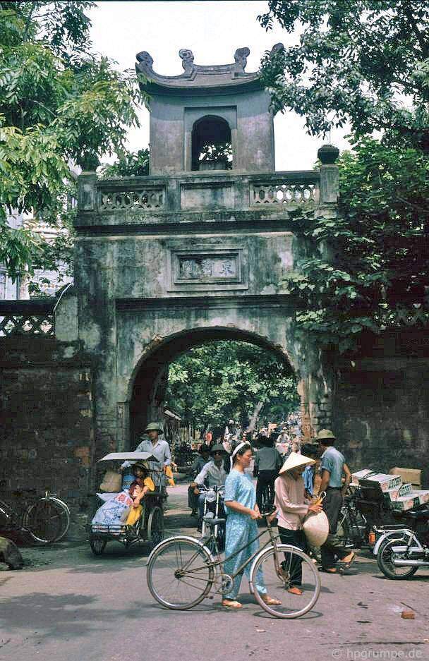Phố Ô Quan Chưởng hơn 30 năm trước.