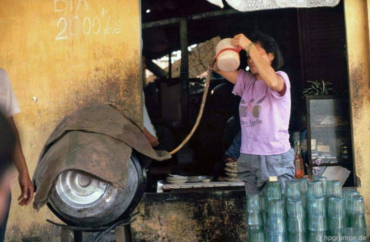 Giá mỗi ly bia hơi lúc đó dao động 1.600-2.000 đồng. Bia được rót trực tiếp từ bom bia làm lạnh bằng những khối đá lớn. "Món giải khát tuyệt vời ở nơi khí hậu nóng ẩm, mưa nhiều", Hans nói.