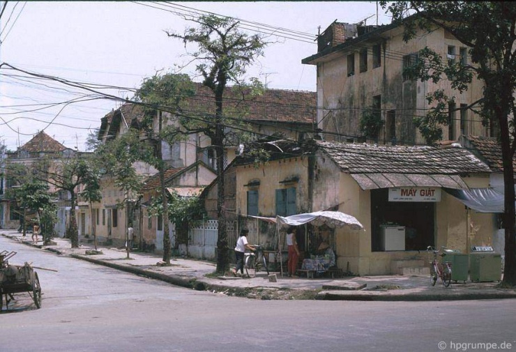 Một góc phố Lò Đúc năm 1991 với nhiều dãy nhà cổ.