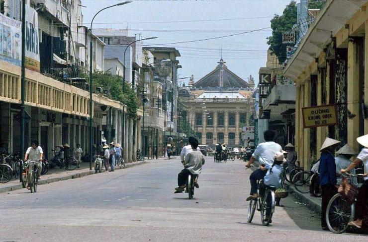 Con phố Tràng Tiền dẫn ra Nhà hát Lớn thưa xe cộ, chủ yếu là xe đạp, xích lô.