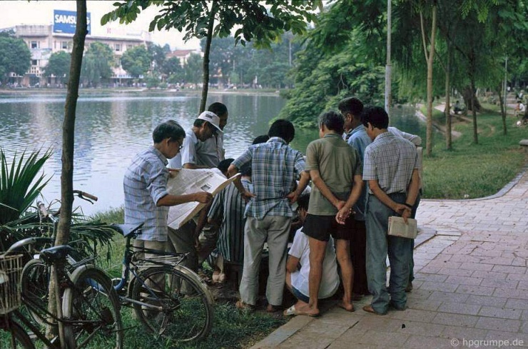 Hồ Hoàn Kiếm là nơi Hans-Peters dành nhiều thời gian nhất để ngắm nhìn và kết nối với người Hà Nội ở mọi lứa tuổi. Người đọc sách, các cặp đôi ngồi trên ghế đá, những ván cờ thu hút đông người đứng xem (ảnh) còn nhân viên bệnh viện gần đó ngồi uống trà.