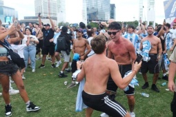 CĐV Anh và Argentina hỗn chiến sau bán kết World Cup 2026, cảnh sát vũ trang phải can thiệp