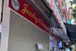 Nhiều người ôm kim cương đi bán, ngỡ ngàng thấy tiệm 'cửa đóng then cài'