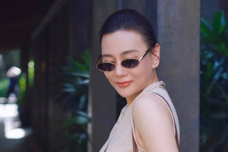 Ảnh sao 16/7: Phương Oanh sành điệu xuống phố