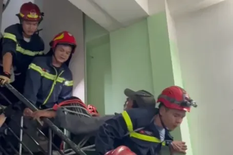 [Clip] Cảnh sát PCCC giải cứu công nhân gặp nạn trên mái nhà tầng 4