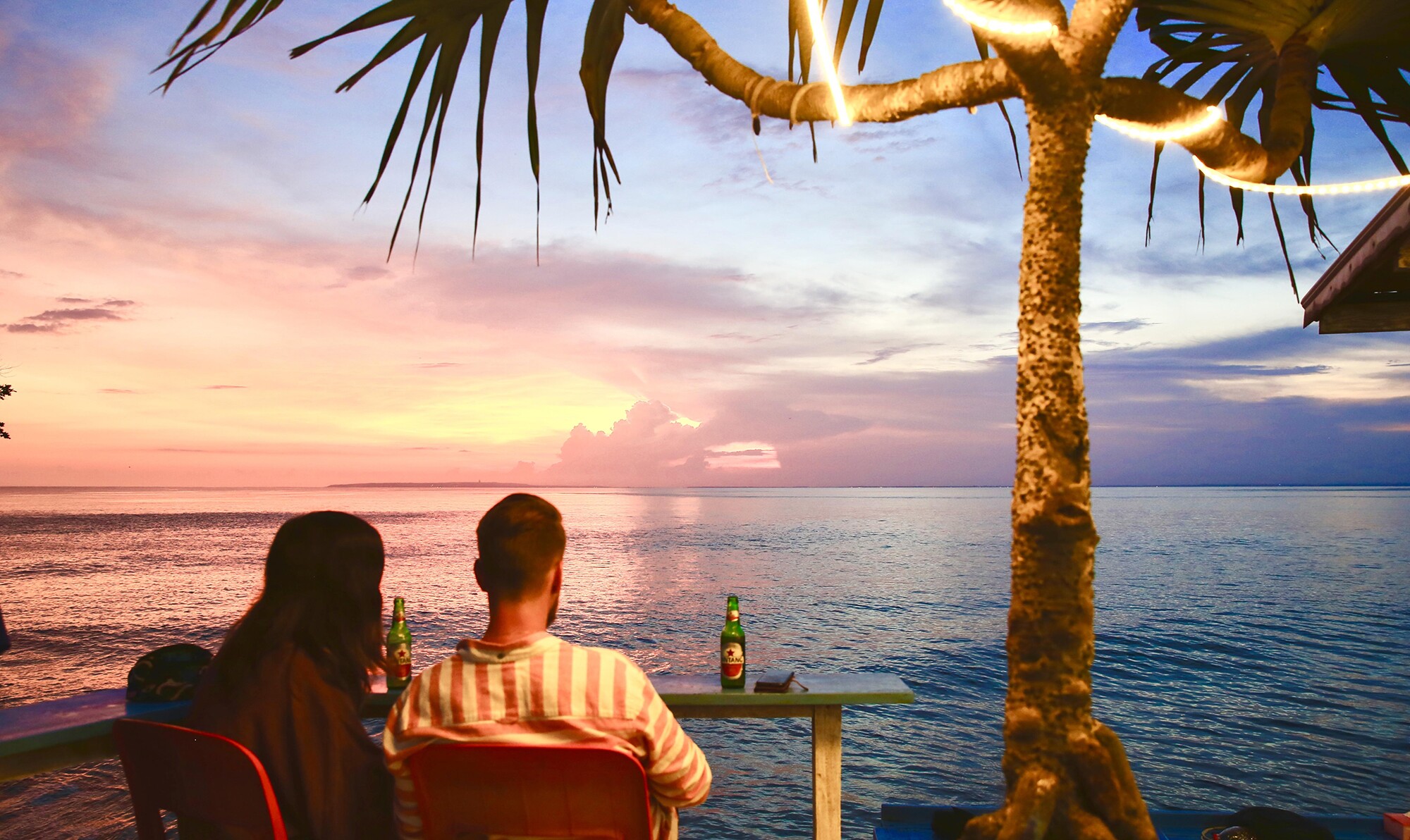 Giây phút lãng mạn của một cặp đôi trong cảnh hoàng hôn Bali